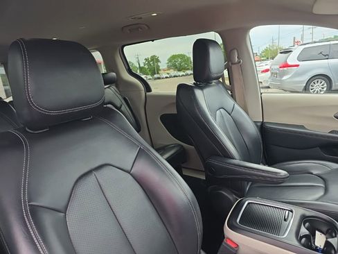 Used 2023 Chrysler Pacifica Touring-L FWD image 9