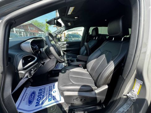 Used 2025 Chrysler Pacifica Select FWD image 2