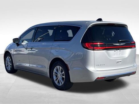 New 2026 Chrysler Pacifica Select image 5