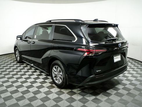 Used 2025 Toyota Sienna XLE w/ XLE Plus Package FWD image 28