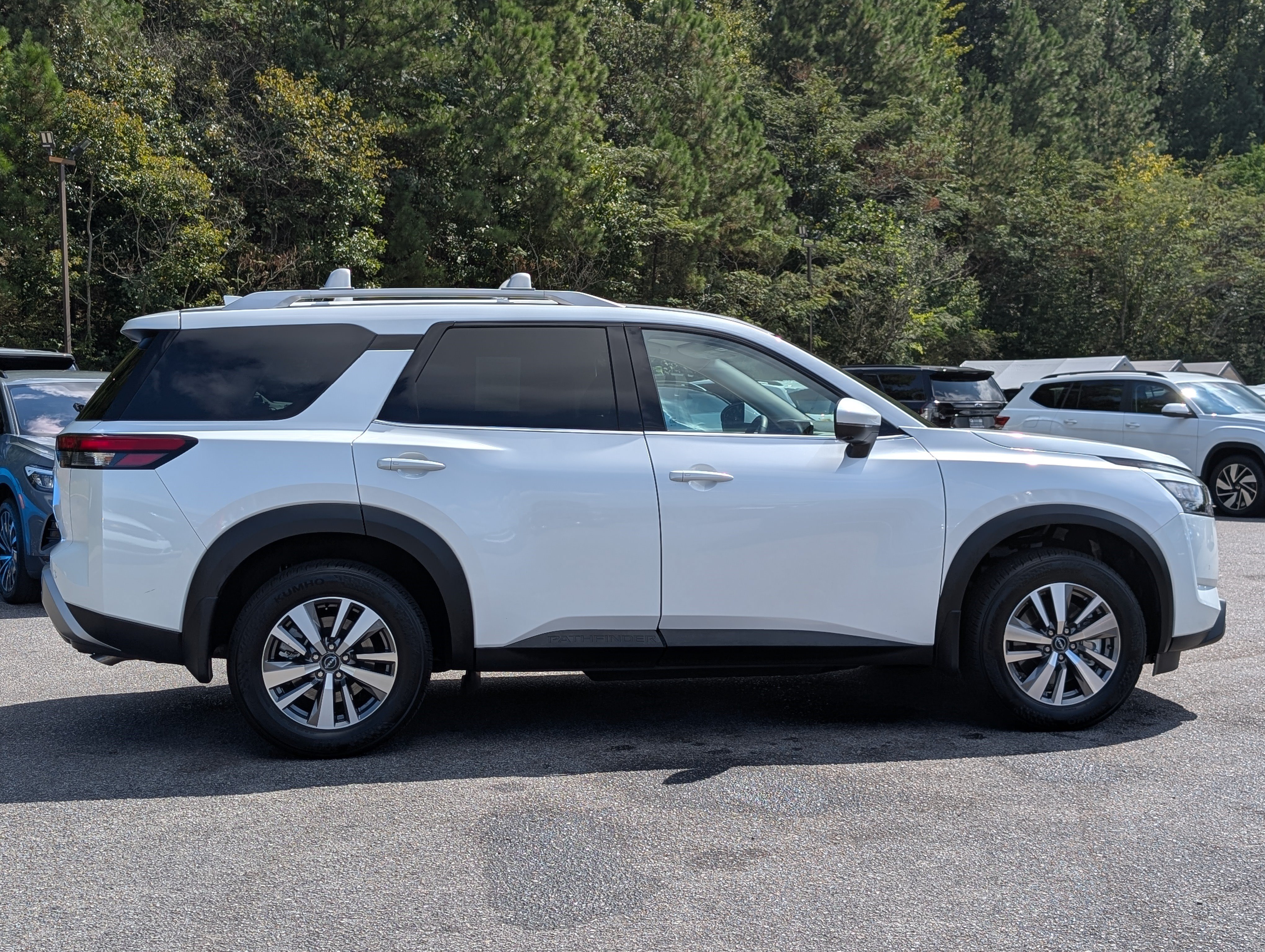 Used 2025 Nissan Pathfinder SL FWD image 10