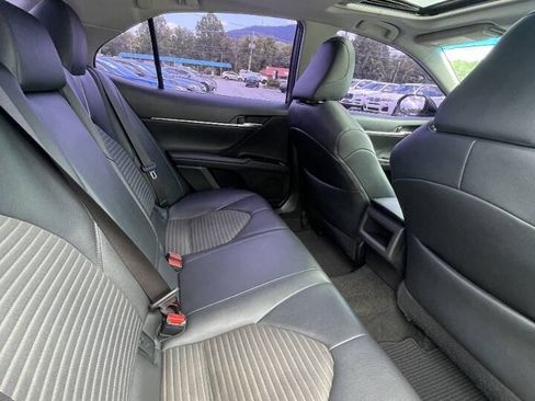 Used 2018 Toyota Camry SE w/ Moonroof Package FWD image 16