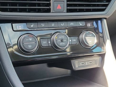 Certified 2023 Volkswagen Jetta SE w/ Panoramic Sunroof Package FWD image 25