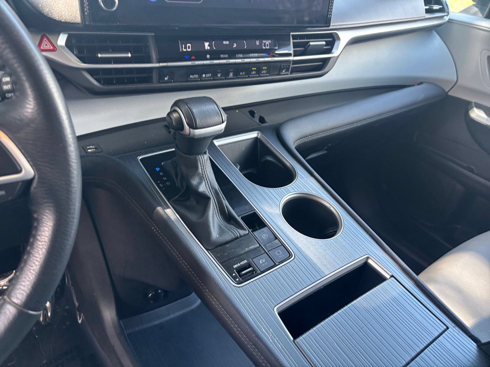 Used 2025 Toyota Sienna XLE FWD image 44