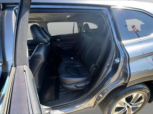Used 2022 Toyota Highlander XLE FWD image 20