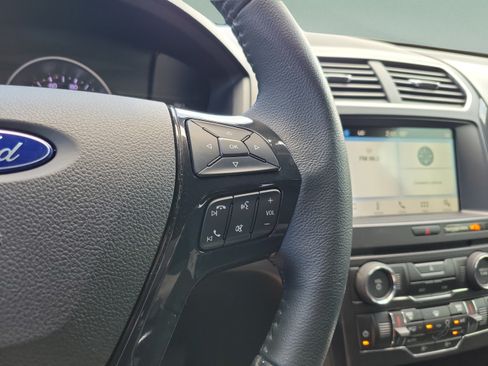 Used 2017 Ford Explorer XLT w/ Equipment Group 201A FWD image 22