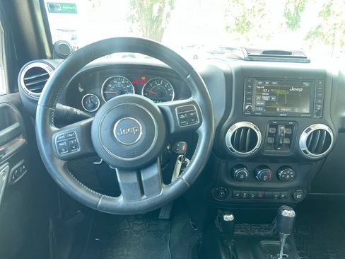Used 2014 Jeep Wrangler Unlimited Sahara w/ Connectivity Group AWD/4WD image 11