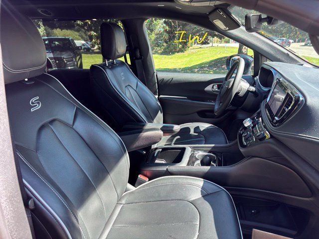 Used 2025 Chrysler Pacifica Limited FWD image 17