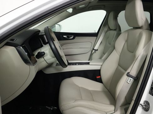 Certified 2022 Volvo XC60 B5 Momentum w/ Climate Package FWD image 31