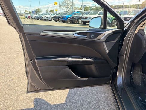 Used 2020 Ford Fusion SE image 12