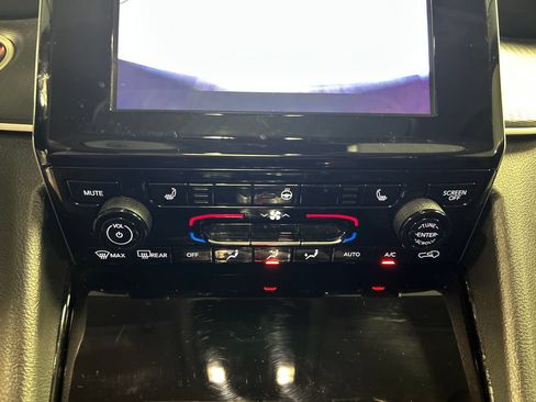 Used 2023 Jeep Grand Cherokee Laredo AWD/4WD image 18