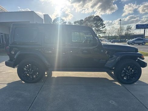 Used 2025 Jeep Wrangler Unlimited Sahara w/ Safety Group AWD/4WD image 8