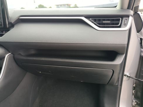 Used 2020 Toyota RAV4 LE w/ All Weather Liner Package AWD/4WD image 29