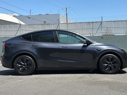 Used 2024 Tesla Model Y Long Range AWD/4WD image 8