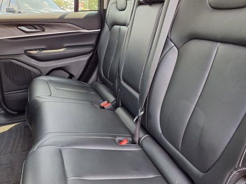 Used 2023 Jeep Grand Cherokee Limited AWD/4WD image 7