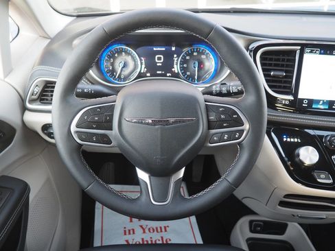 Used 2024 Chrysler Pacifica Touring-L image 19