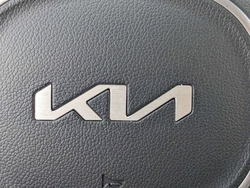 Used 2022 Kia Carnival LX FWD image 32