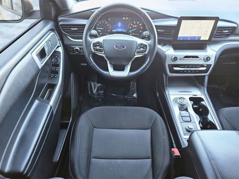 Used 2022 Ford Explorer XLT image 11