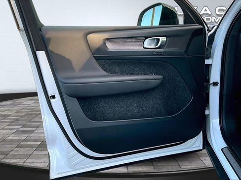 Used 2019 Volvo XC40 T5 R-Design image 23