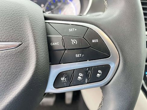 Used 2022 Chrysler Pacifica Touring-L image 18