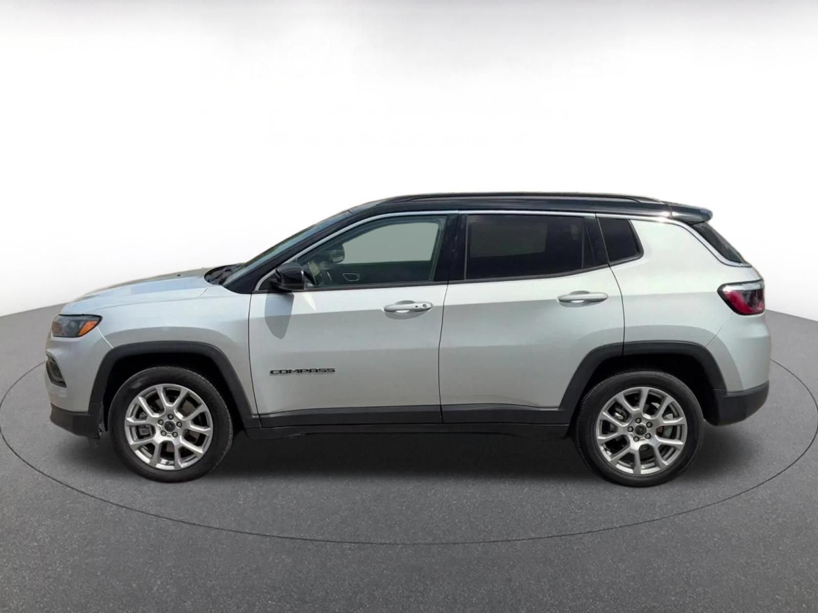 Used 2025 Jeep Compass Limited AWD/4WD image 8