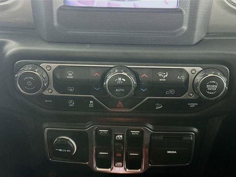 Used 2018 Jeep Wrangler Unlimited Sahara image 18