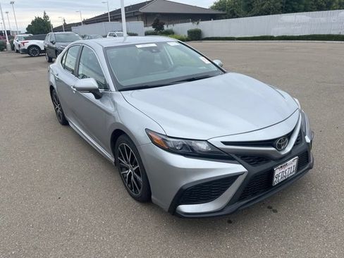 Used 2023 Toyota Camry SE FWD image 3