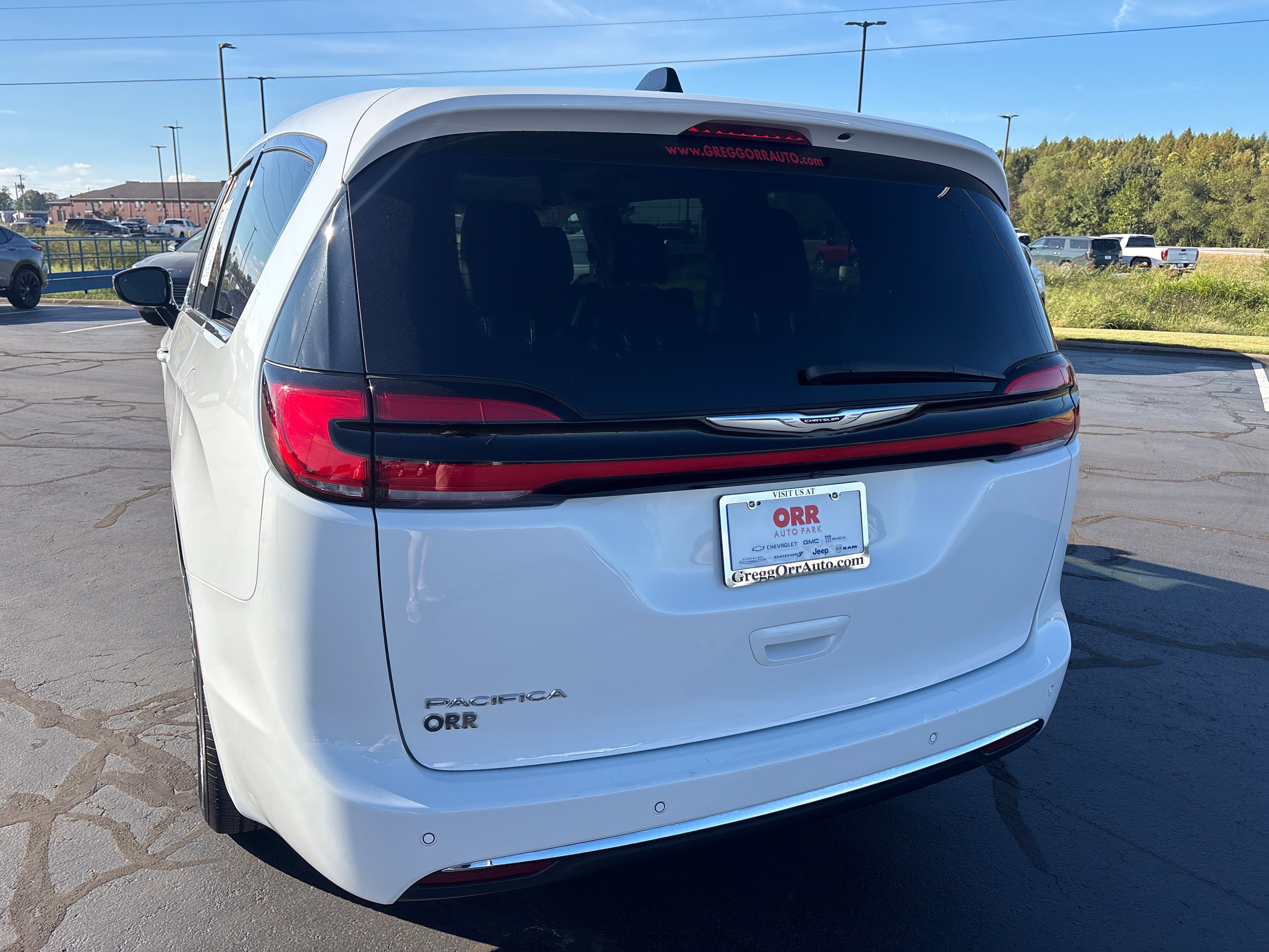 Used 2024 Chrysler Pacifica Touring-L FWD image 5