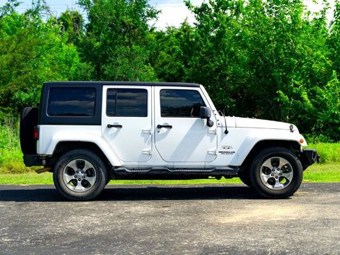 Used 2016 Jeep Wrangler Unlimited Sahara w/ Connectivity Group AWD/4WD image 5