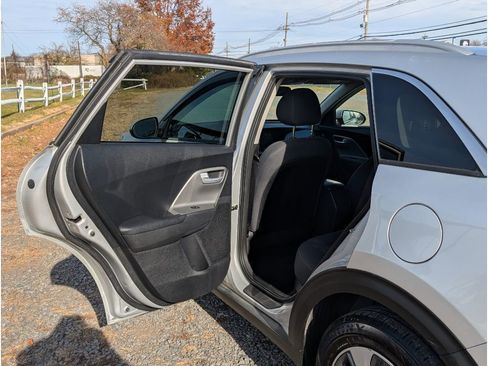 Used 2020 Kia Niro LX image 10