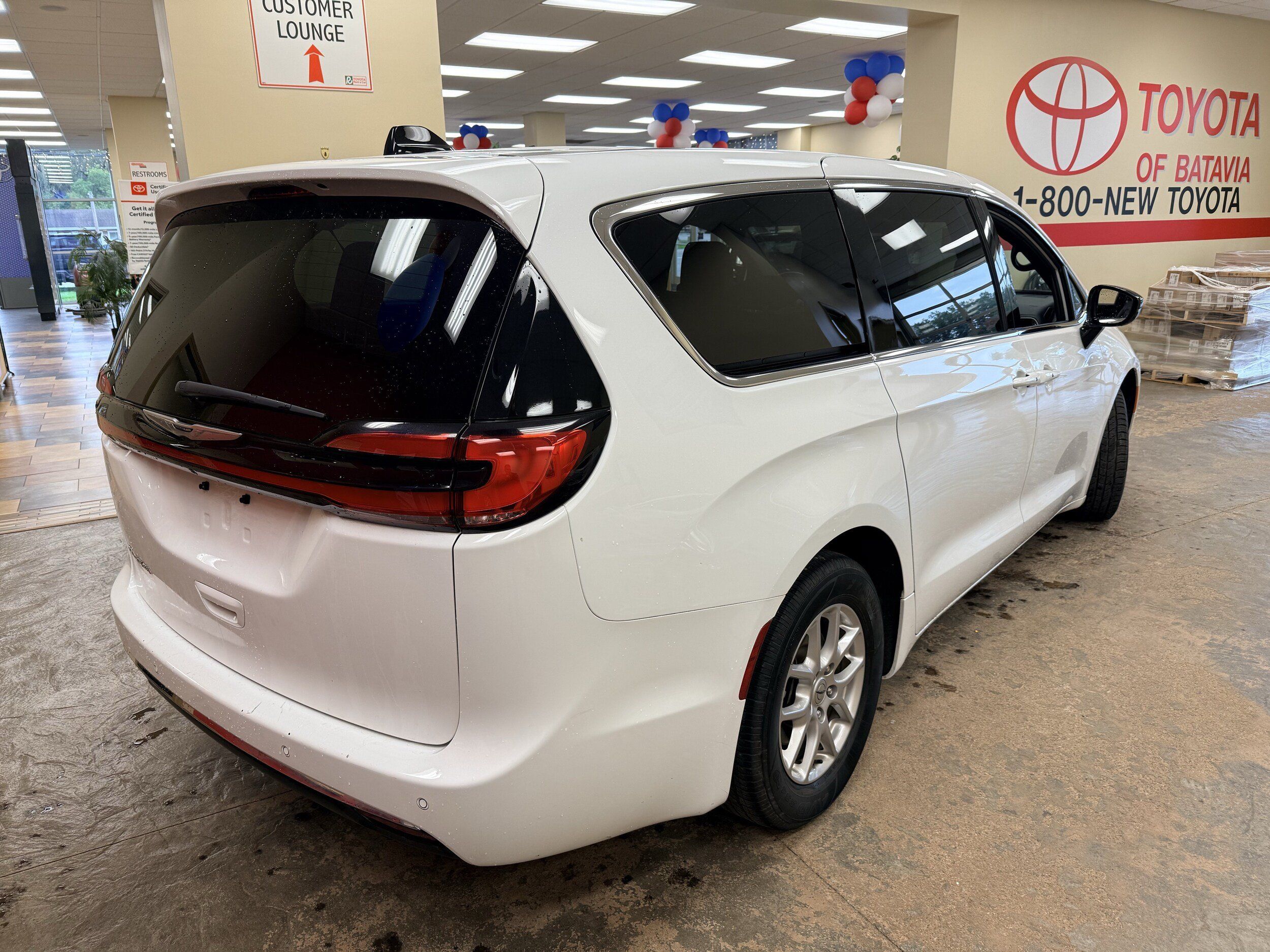 Used 2025 Chrysler Pacifica Select FWD image 13