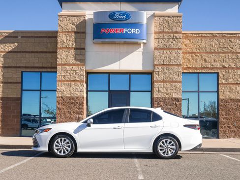 Used 2022 Toyota Camry LE image 9