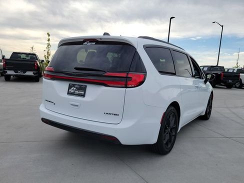 Used 2025 Chrysler Pacifica Limited FWD image 5