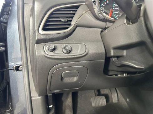 Used 2022 Chevrolet Trax LT w/ LT Convenience Package image 19