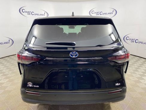 Used 2025 Toyota Sienna XLE image 5