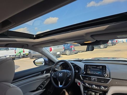 Used 2018 Honda Accord Touring image 15