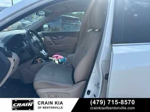 Used 2017 Nissan Rogue SV w/ SV Premium Package FWD image 13