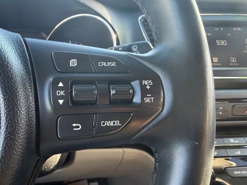 Used 2017 Kia Sedona LX w/ LX Essentials Premium Package FWD image 15