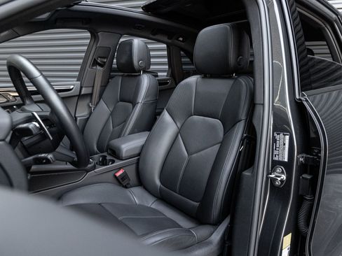 Certified 2025 Porsche Macan image 5