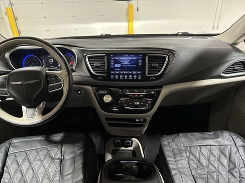 Used 2018 Chrysler Pacifica Limited image 10