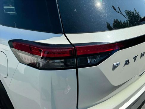 Used 2024 Nissan Pathfinder SL image 11