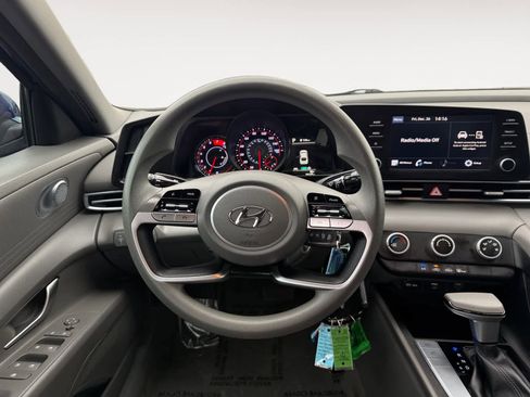 Certified 2023 Hyundai Elantra SE image 12
