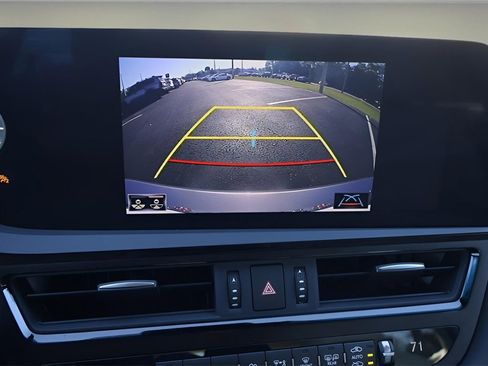 Used 2022 Lexus ES 300h w/ Luxury Package image 24