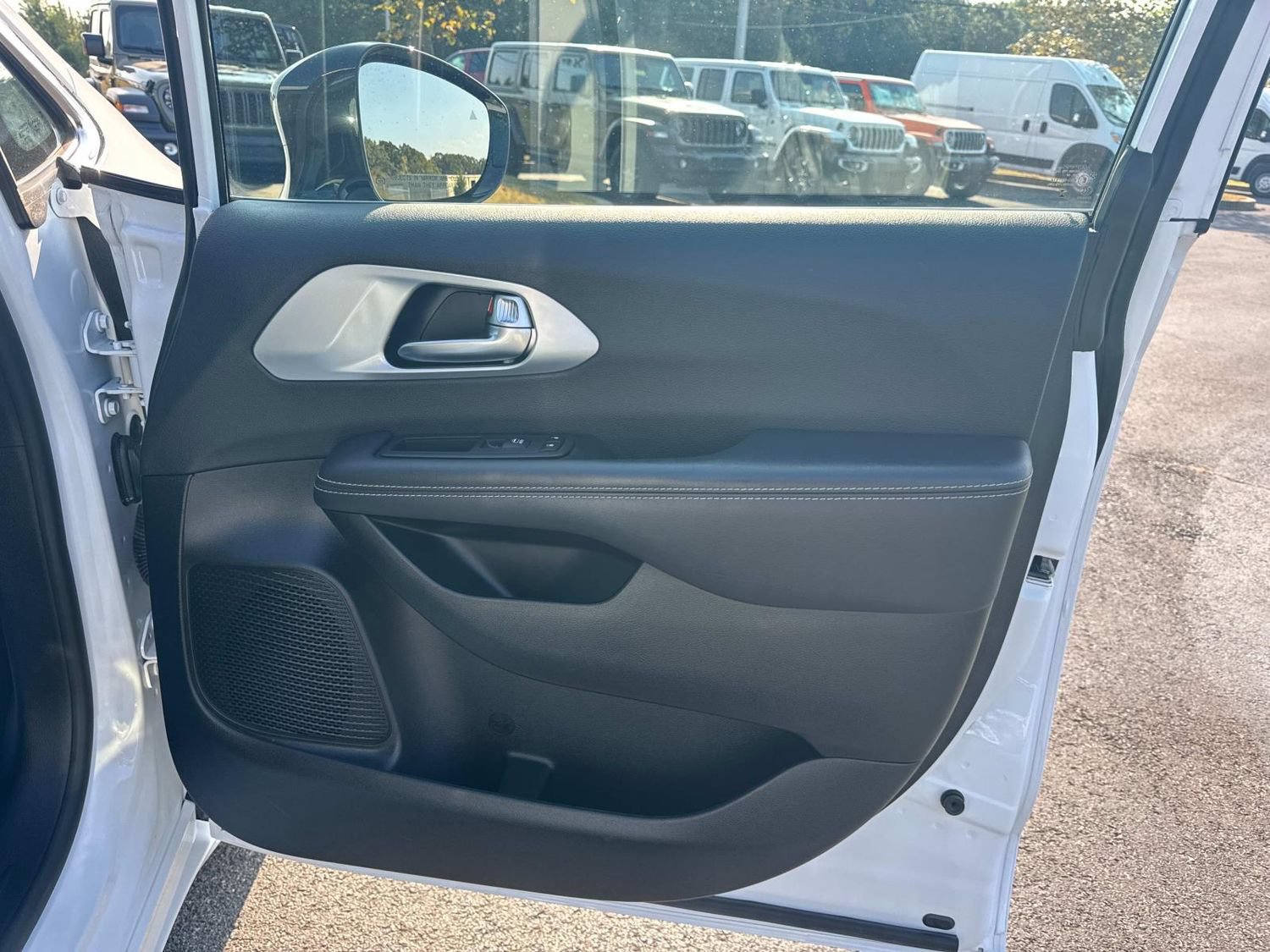Used 2026 Chrysler Pacifica Limited FWD image 16