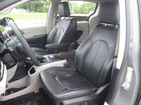 Used 2023 Chrysler Pacifica Touring-L AWD/4WD image 17