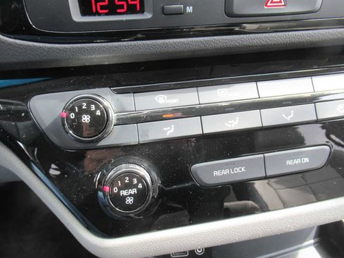 Used 2018 Kia Sedona LX w/ LX Essentials Premium Package image 31