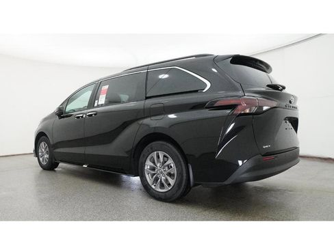 New 2026 Toyota Sienna XLE image 21