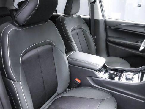 Used 2023 Jeep Grand Cherokee Laredo X image 35