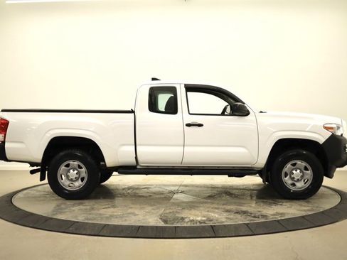 Used 2017 Toyota Tacoma SR image 2