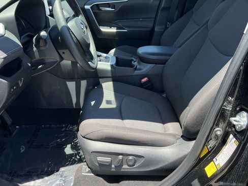 Used 2025 Toyota RAV4 XLE AWD/4WD image 14
